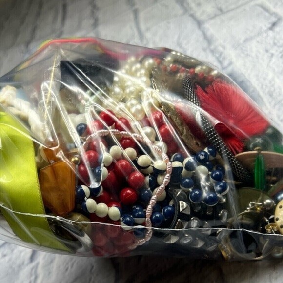 5 pounds of craft jewelry bundle vintage to current for repurpose - Picture 3 of 10